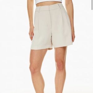 Aritzia Effortless 5" shorts Light Birch